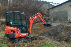 Abrissarbeiten oder Erdaushub mit dem Mini-Bagger